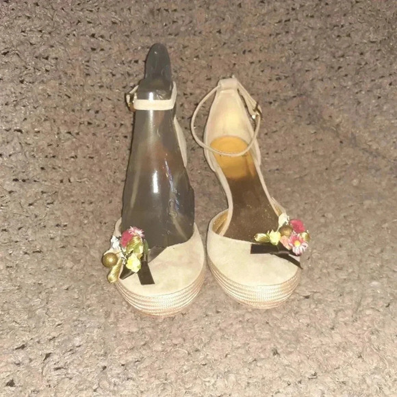 HEYRAUD 1921-Embellished Beige Suede-Flowers/Bells-Wedge-Sz 37-Excellent - Picture 3 of 7